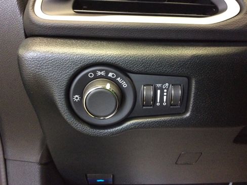 New 2025 Chrysler Voyager LX image 20