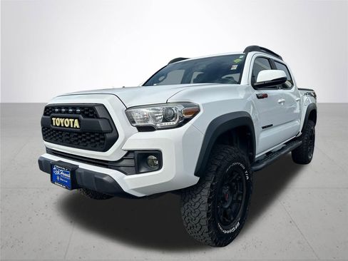 Used 2017 Toyota Tacoma TRD Off-Road image 2