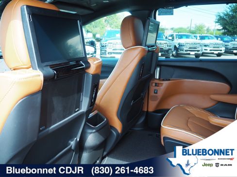 New 2026 Chrysler Pacifica Pinnacle FWD image 18