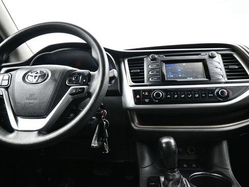 Used 2017 Toyota Highlander LE image 19