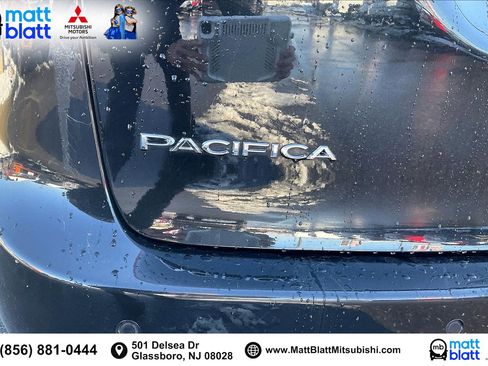 Used 2023 Chrysler Pacifica Touring-L image 16