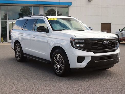 Used 2025 Ford Expedition Active RWD image 3