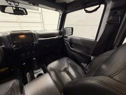 Used 2015 Jeep Wrangler Unlimited Sahara AWD/4WD image 33