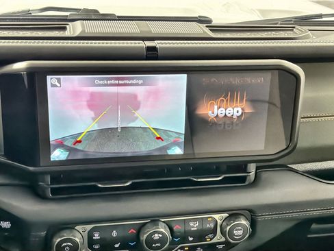 Used 2025 Jeep Gladiator Mojave w/ Safety Group image 19