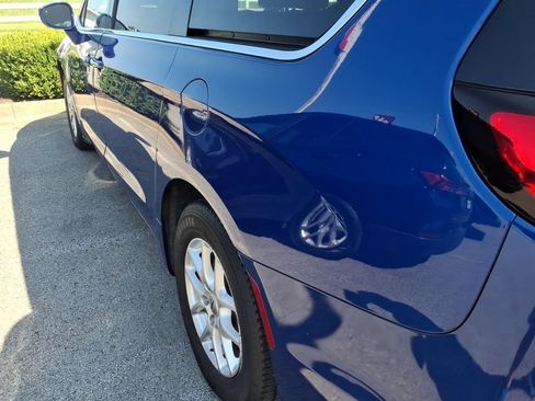 Used 2021 Chrysler Pacifica Touring-L FWD image 15