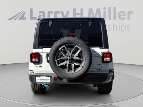 Used 2024 Jeep Wrangler Unlimited w/ Convenience Group AWD/4WD image 4