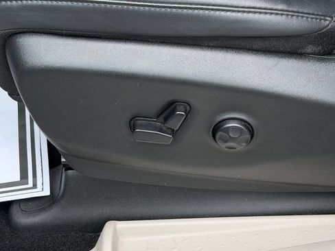 Used 2024 Chrysler Pacifica Touring-L FWD image 29