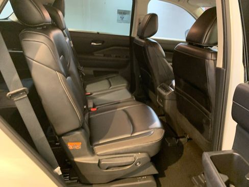 Used 2024 Nissan Pathfinder SL AWD/4WD image 46