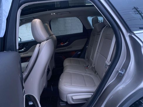 Used 2021 Lincoln Corsair AWD w/ Premium Package image 18