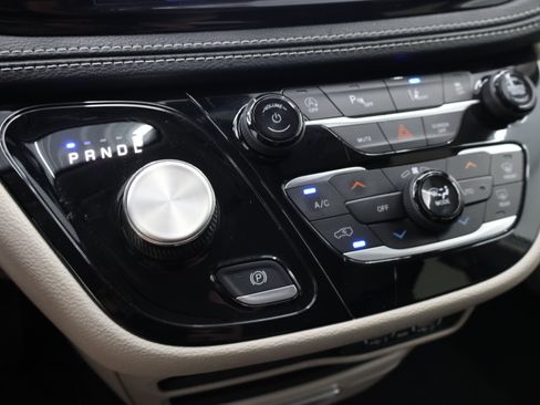 Used 2024 Chrysler Pacifica Touring-L FWD image 44