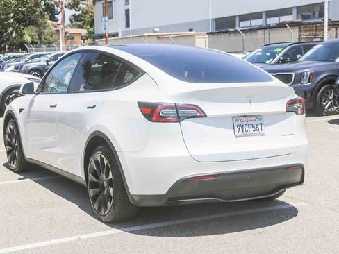 Used 2021 Tesla Model Y Long Range AWD/4WD image 8