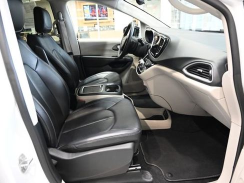 Used 2024 Chrysler Pacifica Touring-L image 10