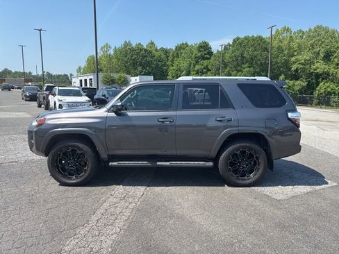 Used 2018 Toyota 4Runner SR5 AWD/4WD image 5