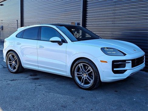 Certified 2025 Porsche Cayenne Coupe image 9