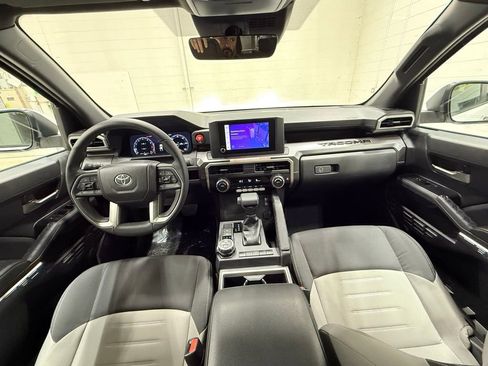 Used 2025 Toyota Tacoma TRD Off-Road image 21