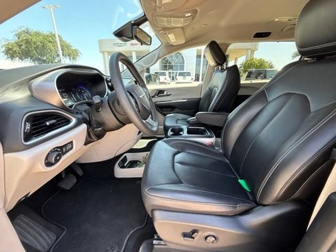 Used 2024 Chrysler Pacifica Touring-L FWD image 9