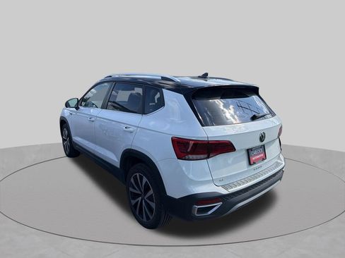 Used 2023 Volkswagen Taos SE w/ Panoramic Sunroof Package FWD image 3