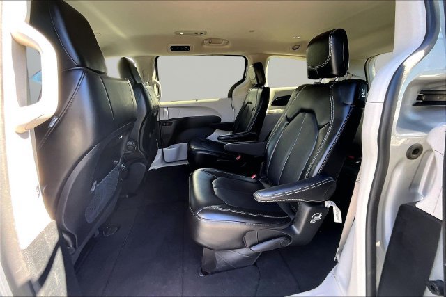 Used 2024 Chrysler Pacifica Touring-L FWD image 22
