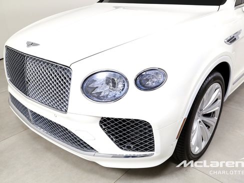 Used 2021 Bentley Bentayga Plug-In Hybrid AWD/4WD image 38