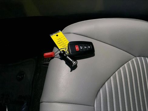 Used 2024 Toyota Camry SE image 14