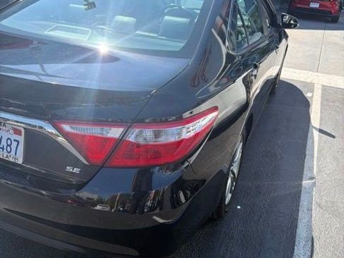 Used 2016 Toyota Camry SE w/ Moonroof Package FWD image 2
