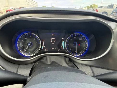 Used 2024 Chrysler Pacifica Touring-L FWD image 24
