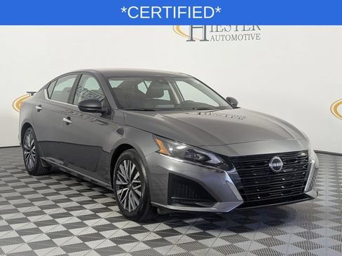 Used 2025 Nissan Altima 2.5 SV FWD image 2