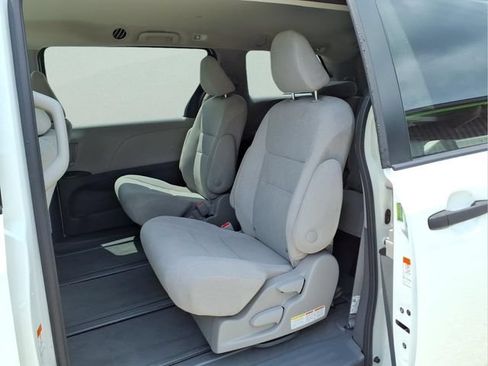 Used 2020 Toyota Sienna L FWD image 22