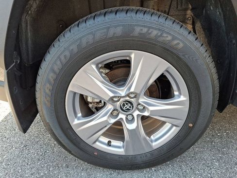 Used 2025 Toyota RAV4 XLE AWD/4WD image 9