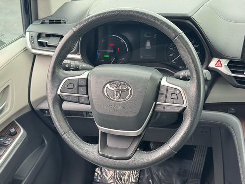 Used 2023 Toyota Sienna XLE image 19
