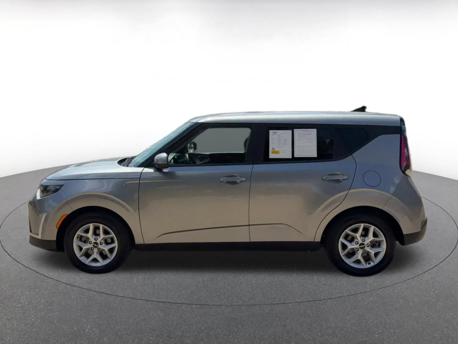 Used 2025 Kia Soul LX w/ LX Technology Package FWD image 8