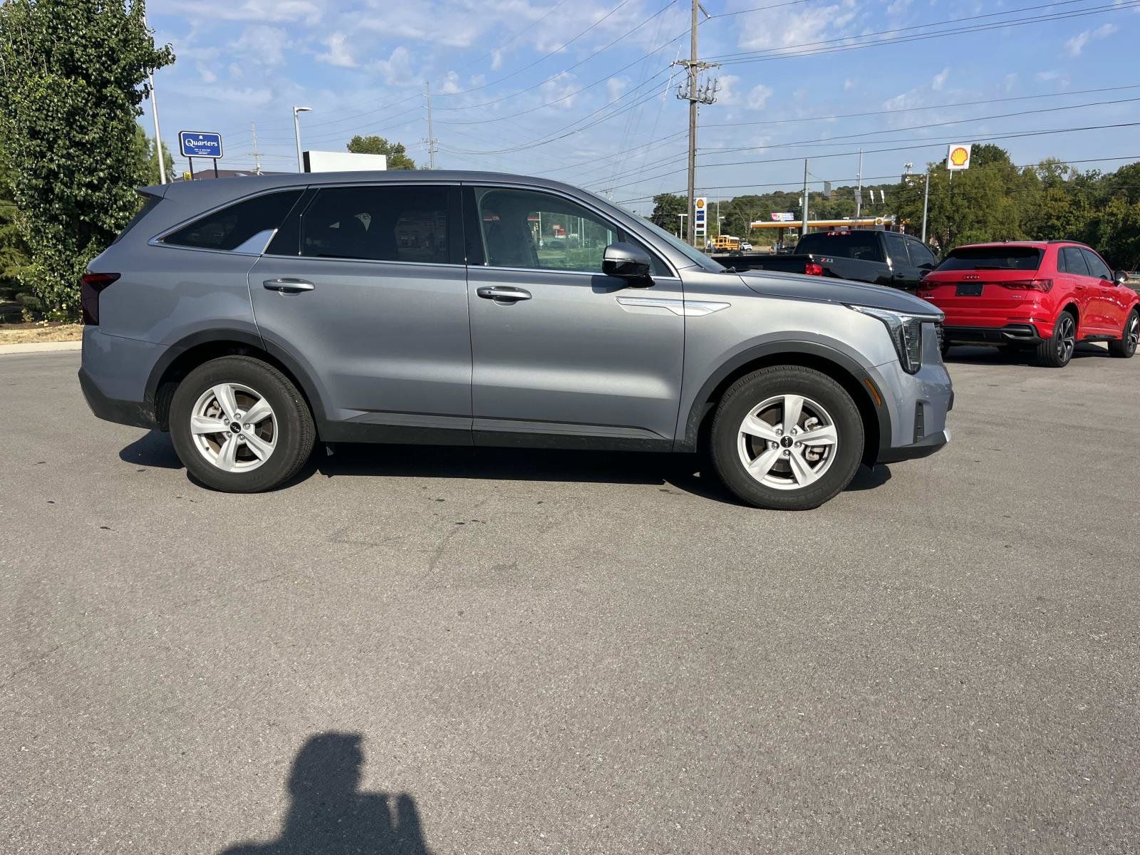 Used 2025 Kia Sorento LX FWD image 2