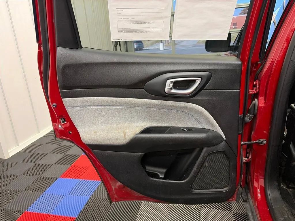 Used 2023 Jeep Compass Latitude w/ Convenience Group AWD/4WD image 13