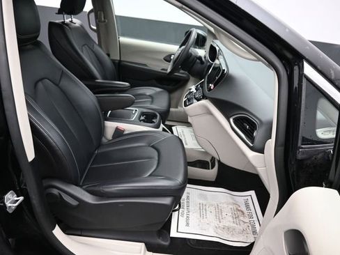 Used 2024 Chrysler Pacifica Touring-L image 10