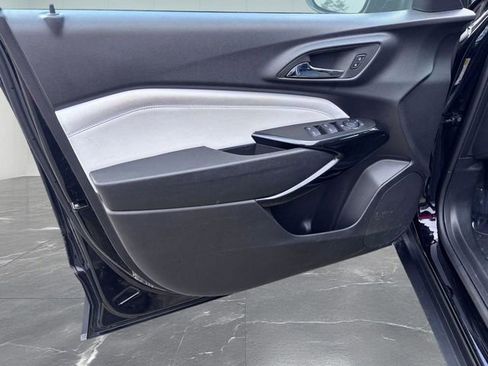 Used 2025 Chevrolet Trax LT image 17