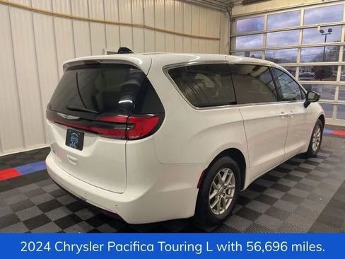 Used 2024 Chrysler Pacifica Touring-L image 3
