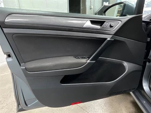 Used 2018 Volkswagen Golf S image 10