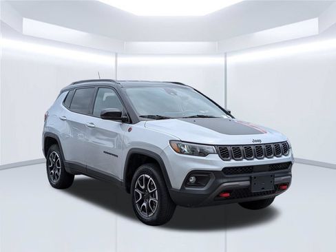 Used 2024 Jeep Compass Trailhawk AWD/4WD image 9