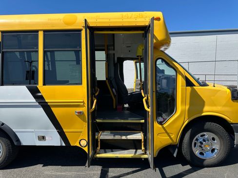 Used 2014 Chevrolet Express 3500 image 9