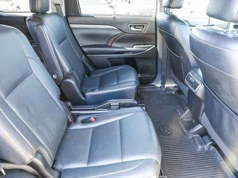 Used 2019 Toyota Highlander Limited image 22