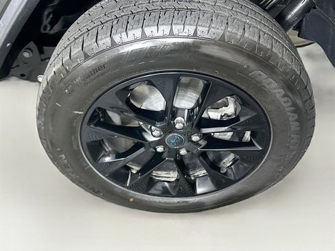 Used 2025 Jeep Wrangler Sahara image 11