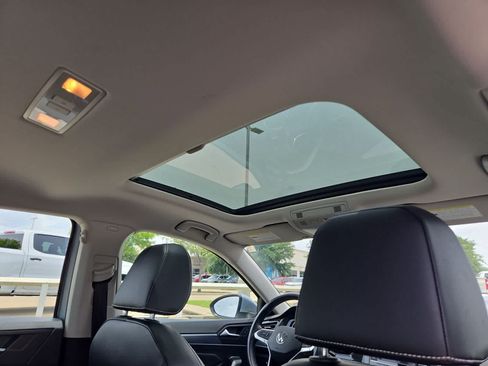 Used 2022 Volkswagen Jetta SE w/ Panoramic Sunroof Package FWD image 20