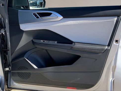 Certified 2025 Volkswagen Taos SE image 23