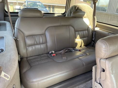 Used 1999 Chevrolet Suburban 2500 w/ Preferred Equipment Group 3 image 16