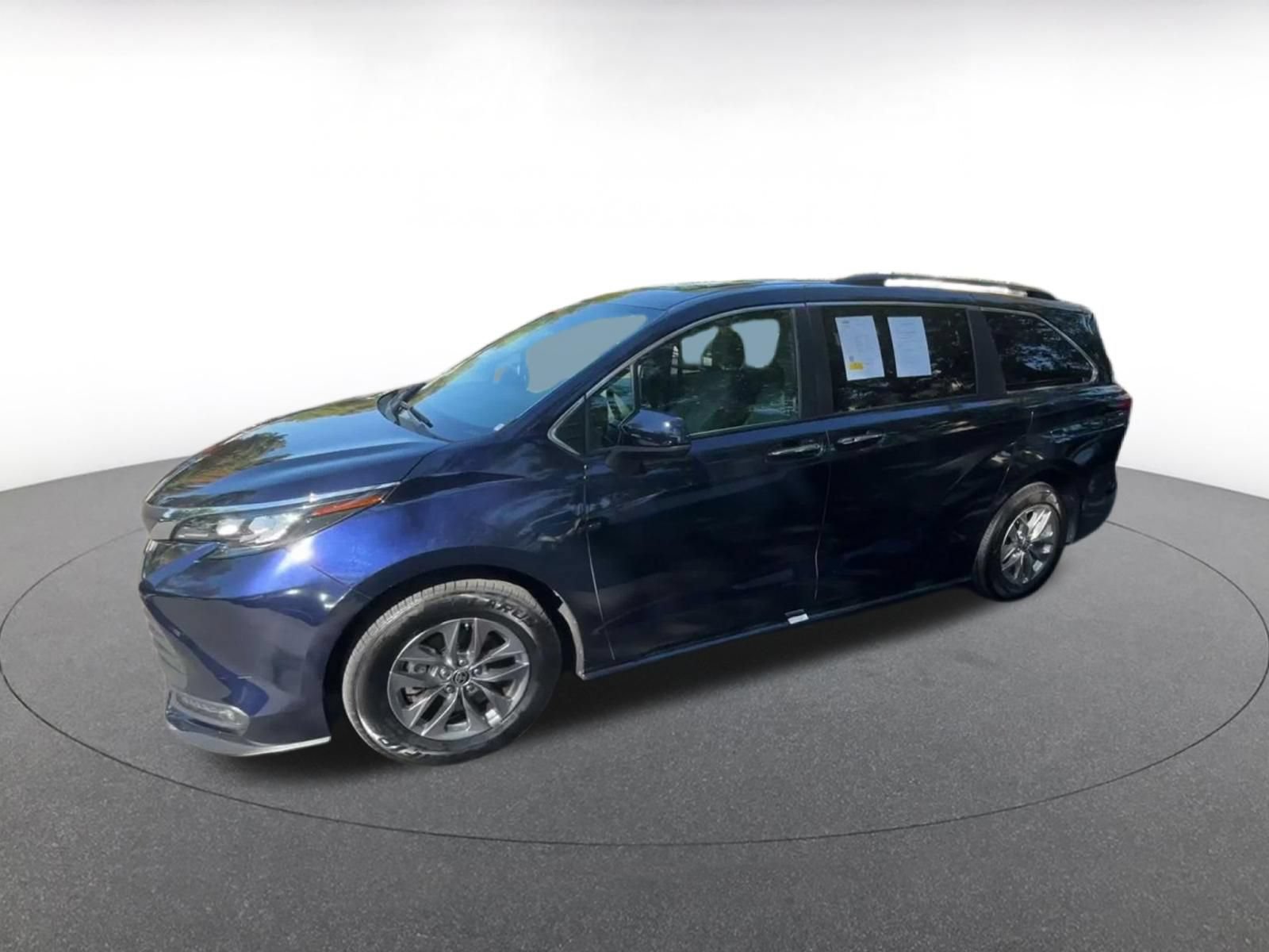 Used 2025 Toyota Sienna XLE FWD image 7