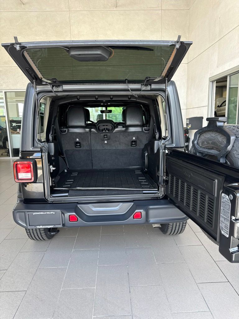 Used 2019 Jeep Wrangler Unlimited Sahara AWD/4WD image 11