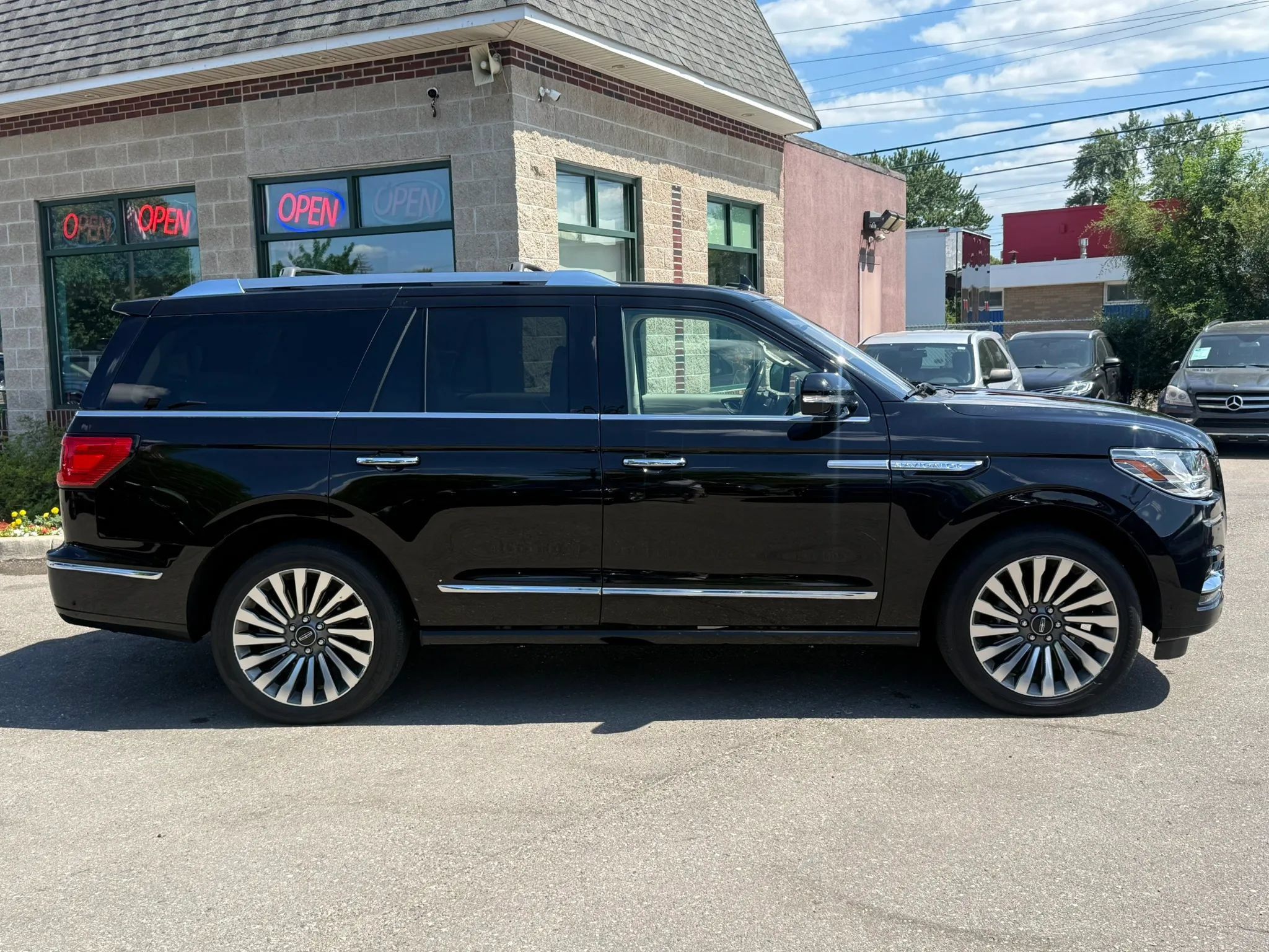 Used 2019 Lincoln Navigator Reserve w/ Cargo Package AWD/4WD image 4