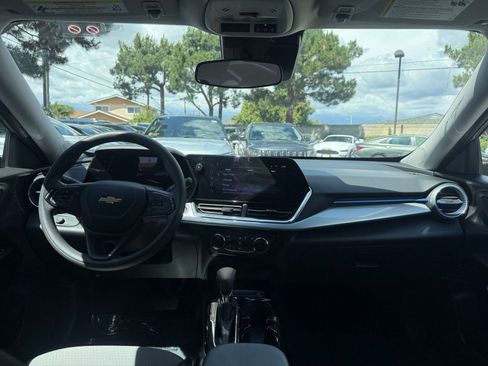 Used 2025 Chevrolet Trax LT image 30