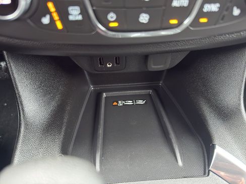 Used 2023 Chevrolet Traverse LT w/ Midnight/Sport Edition image 21