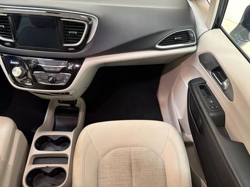 Used 2018 Chrysler Pacifica Touring Plus FWD image 29